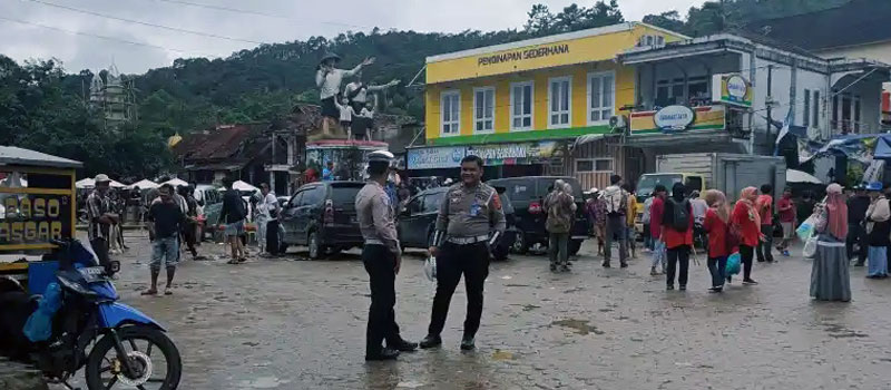 Suasana Terminal Ciboleger di Akhir Pekan