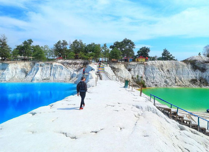 Danau Kaolin Belitung Surga Biru di Tengah Tambang Putih