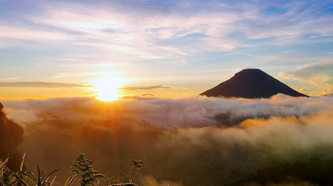 Golden Sunrise Sikunir Dieng Spot Terbaik Menyambut Mentari