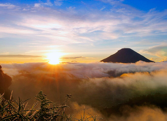 Golden Sunrise Sikunir Dieng Spot Terbaik Menyambut Mentari