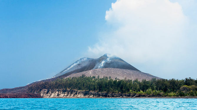 Gunung Anak Krakatau Pesona Gunung Api di Tengah Laut