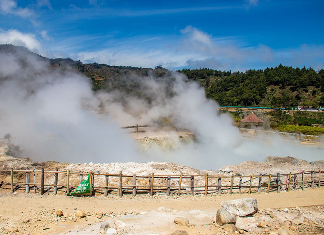 Kawah Sikidang Dieng : Fenomena Alam Unik dan Memikat