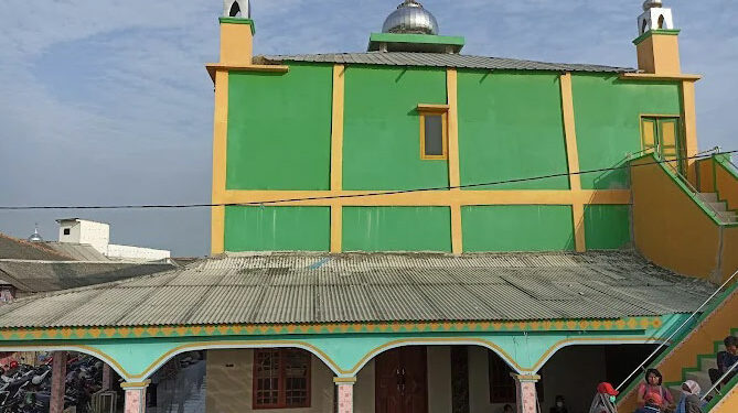 Masjid Nurul Bahar Dermaga Muara Kamal Ikon Religi di Utara