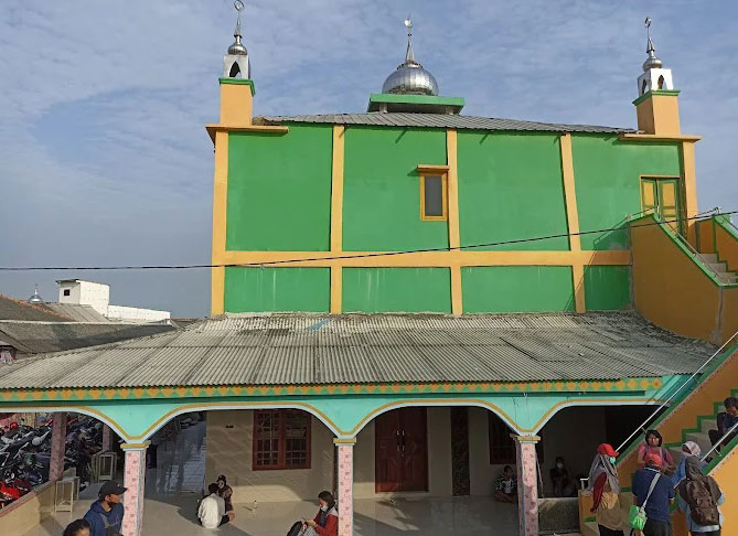 Masjid Nurul Bahar Dermaga Muara Kamal Ikon Religi di Utara