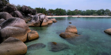 Pantai Tanjung Tinggi di Belitung Wisata Eksotis di Belitung
