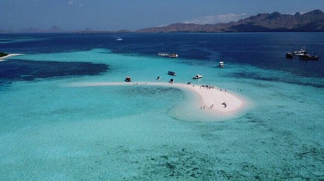Pulau Taka Makassar Labuan Bajo Surga Pasir Putih Alami