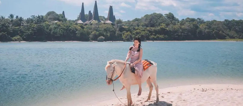 Aktivitas Wisata yang Bisa Dilakukan Pantai Ratenggaro Sumba