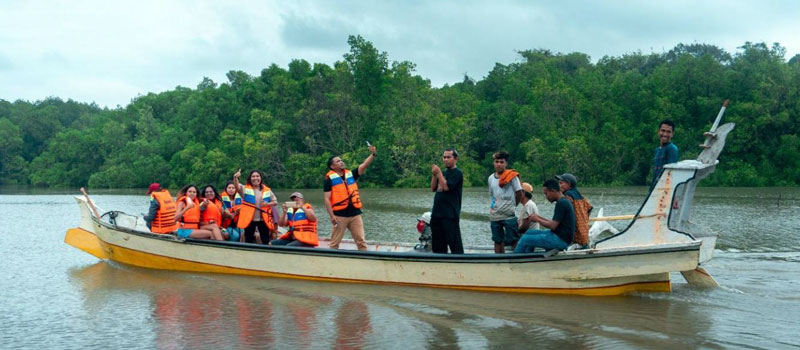 Pantai Pero dan Kehidupan Lokal