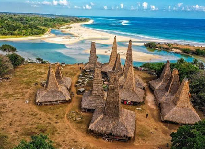 Keindahan Pantai Ratenggaro Sumba dan Jejak Adat Megalitikum