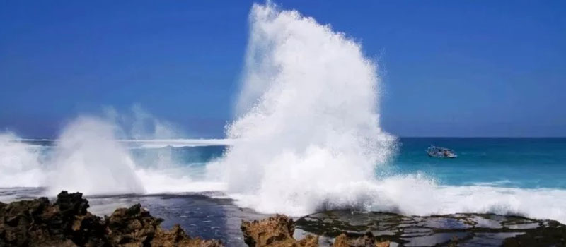 Pesona Alam dan Ciri Khas Pantai Pero