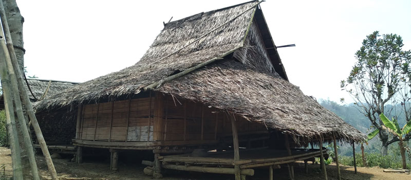 Simbolisme Arah Rumah dan Tanda Adat