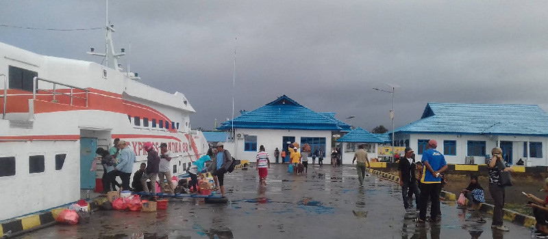 Aktivitas Ekonomi dan Sosial di Sekitar Pelabuhan Tulehu