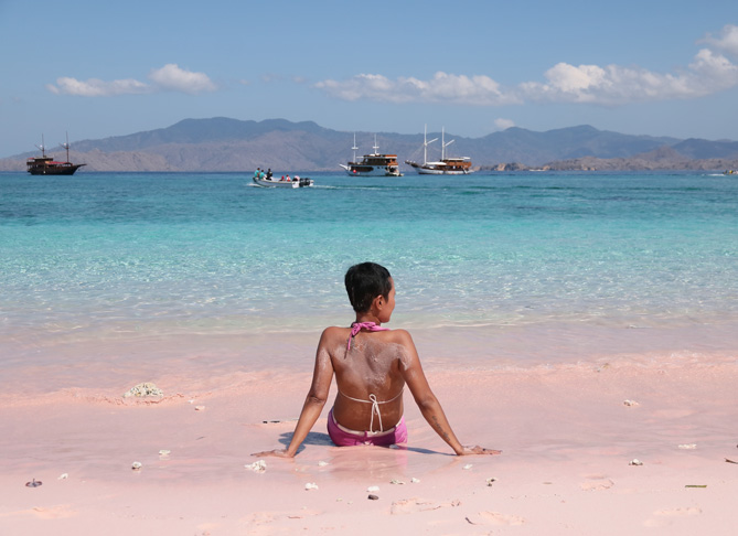 Long Beach Labuan Bajo Surga Pantai Pasir Pink Memukau