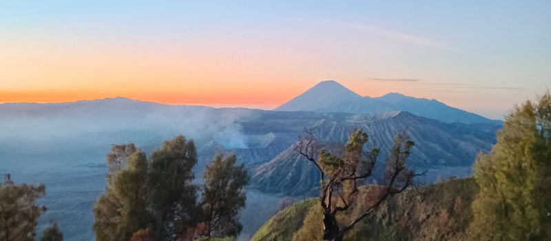 Komposisi Panorama dengan Latar Semeru Sebagai Spot Sunrise Gunung Bromo