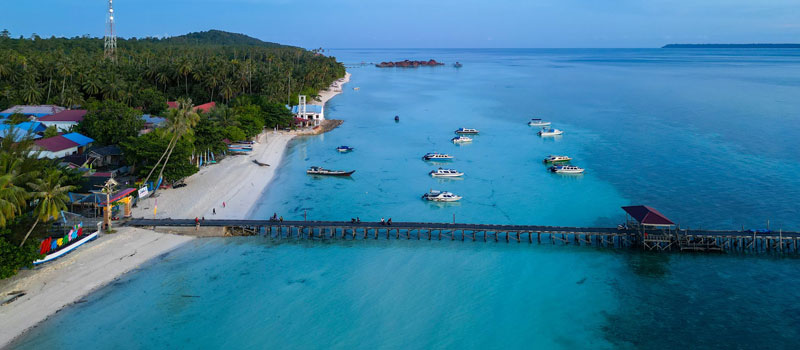 Keindahan Pantai dan Laut Pulau Maratua yang Mendunia